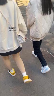 【精神小妹】开发学生素人车内舔鞋袜脚【完整版】JS241028-4