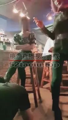 【黛颜】超强推荐-素人群调-酒吧当着素人舔三女王的鞋底 G-210602-10