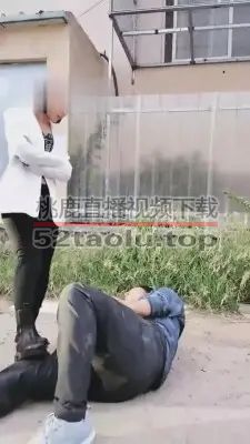 【黛颜】户外-姐妹花狠踹碰瓷男（真实路人围观拍照劝阻）G-210601-31
