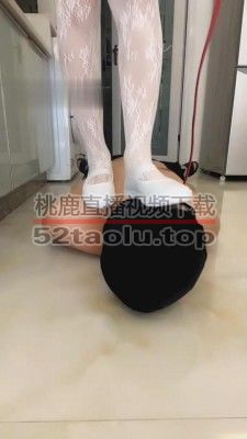 【云云酱】白舞鞋全体重踩脸/强迫吃香蕉皮 bf443