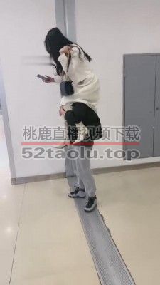 【时安S】商场公开骑脖子骑马母狗 bf8215