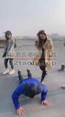 【二宝】精彩!三网红户外重度踢踹虐废狗【双视角版】 bf11289