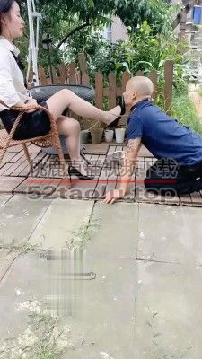 【绯闻王妃】户外遛狗喂食 bf16063