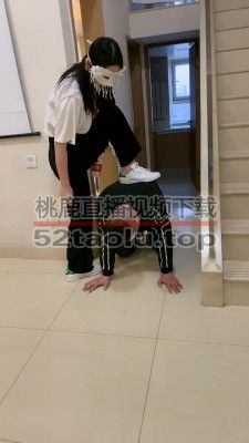 【香菜】小白鞋女神的脚奴/踩踏喂食 bf25950