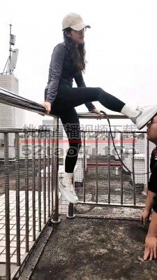 【素人星探】户外阳台小白鞋女神调-骑马踩踏虐乳/舔鞋袜 bf28159
