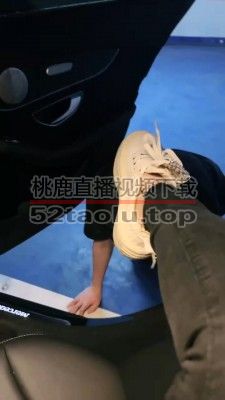 【琪琪大人】户外车库让狗跪舔裸足  JS23060801