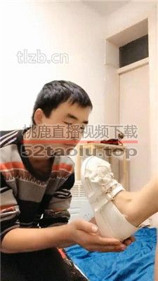 【鱼子酱】跪舔萝莉S的脏鞋子 bf35768