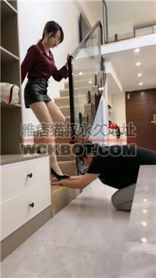 【珂儿大小姐】狗链拴狗-高跟美腿踩虐/喂食/鞋跟插嘴 bf40056