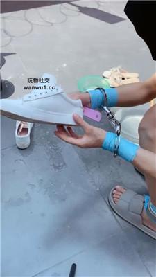 【瑞拉】踩在奴的肩膀上监督犬刷鞋/鞭打 JS240822-27