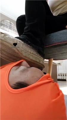 【玥野兔】近距离-狗舌清理超脏鞋 JS240901-12