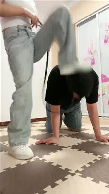 【海绵大大】清理脏小白鞋/碾压踩踏/狗链遛狗/坐脸窒息/掐乳 bf44400