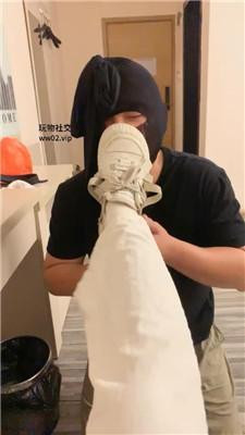 【香芋朱朱】清理脏小白鞋/镜前羞辱/掐乳/踩踏/脚喂酸奶 bf44987