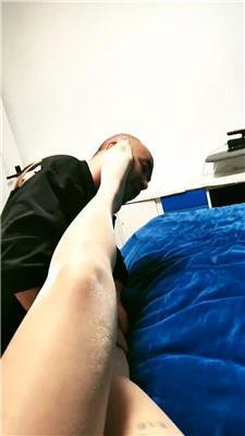 【圈养基地】喜欢美腿臭脚的夫奴 JS241006-1