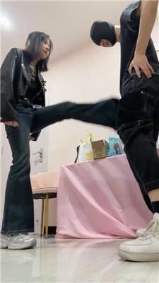 【狗哥】开发路人小姐姐-运动鞋踩踏踢裆【上】 bf45621