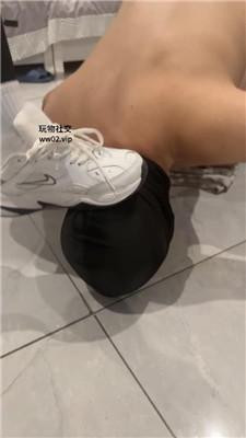 【00后情侣】坐脸窒息/白袜踩踏/吃烟灰/转胯狗爬【完整版】JS241017-5