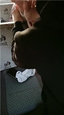 【梦瑶夫妻】车内品尝爬山后的臭脚丫 JS241020-4