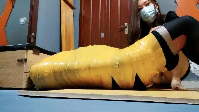 【东营天香百合】臭脚踩虐木乃伊狗 JS241030-2