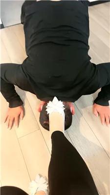 【悠米】贱狗舔脚丫舌头伸的很长 JS241104-11