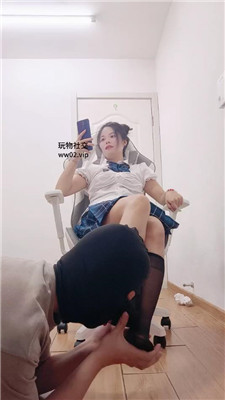 【苏苏不苏】喂口水/掐乳/性感黑丝踩虐恋足舔 JS241106-17