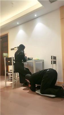 【绯闻王妃】桌底狗子伺候用餐-踩头踩狗爪 JS241120-5