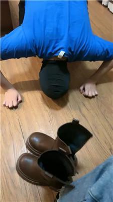 【唯兮夫妻主】学姐极度羞辱-清理多双脏鞋底 JS241119-18