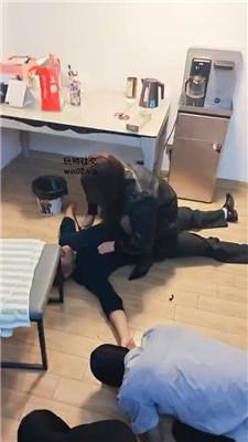 【兰州苏苏】舔大盆圣水/舔脏鞋黑丝/强迫鞭打/踩踏踢裆【双视角】bf47214