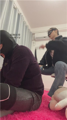 【姗姗】白袜脚踩踏鞭打    241215-4