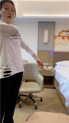 【白兔】小白鞋黑棉袜气味辱/藤条虐打 JS241225-3