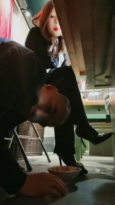 【西北傻子】餐厅桌底视角-卑微求喂食 JS241227-40