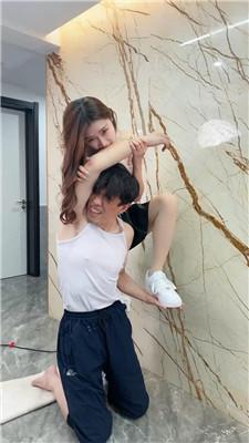 【麋鹿银儿】踩背上疯狂鞭打/腿绞浓痰/胯下爬行 bf48882