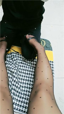 【瑶瑶公主】黑丝高跟美腿恋足狂舔 JS250101-32