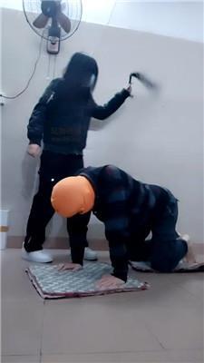 【奇了怪了】运动鞋踢踹玩虐家奴 JS250211-10