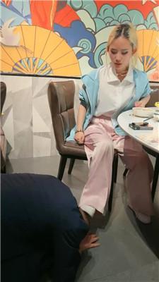 【花爷】餐馆包厢桌底虐奴隶【双视角版】 JS250418-13