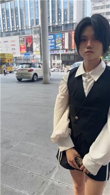 【素人抽水机】开发短发女神白袜虐 JS250606-32