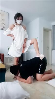 【璐璐】骚奴狂舔脏鞋臭脚丫 JS250904-15