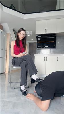 【素人挖掘机】鞭打威胁贱奴舔鞋袜 bf57133