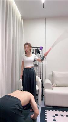 【柒柒麻麻】健身女教练-踩踏鞭打场 JS251006-9