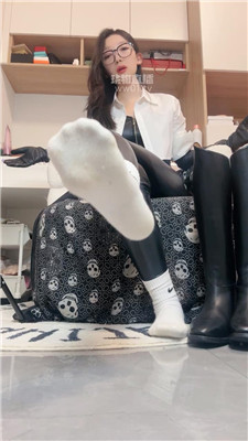 【夏夏】皮手套皮裤马靴臀部视角辱骂    251015-31