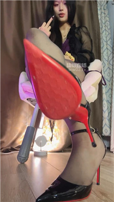 【母狗妈妈】黑丝高跟裸足憋J    251021-40