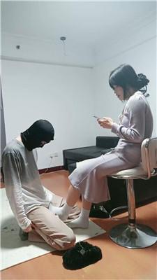 【素人开发】鞭打-白袜脚踩地毯奴 JS251105-17