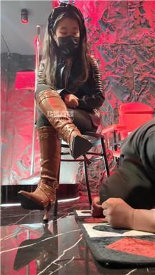 【77夫妻】酒吧高跟长靴碾压踩 JS251129-8