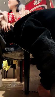 【小骚】桌底视角伺候主子吃饭 JS251207-13