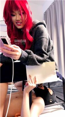 【久野老师】红发女神脚下喂食 JS251228-19