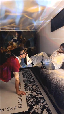 【小猫】牛仔裤坐脸-运动鞋踩踏 JS260109-22