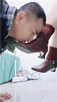 【武汉情侣主】做按摩技师的脚奴 JS260114-7