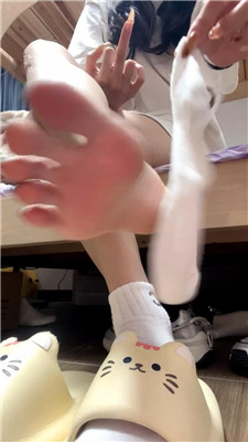 【婉婉】垃圾桶滚进来    260207-23